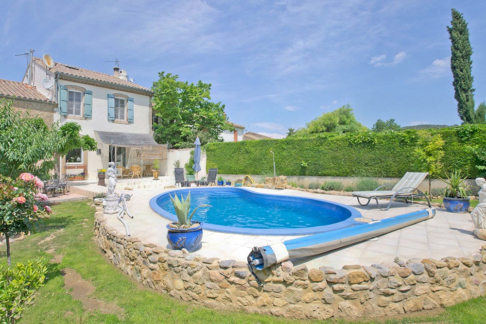 Thiết kế bể bơi đẹp trong sân vườn biệt thự