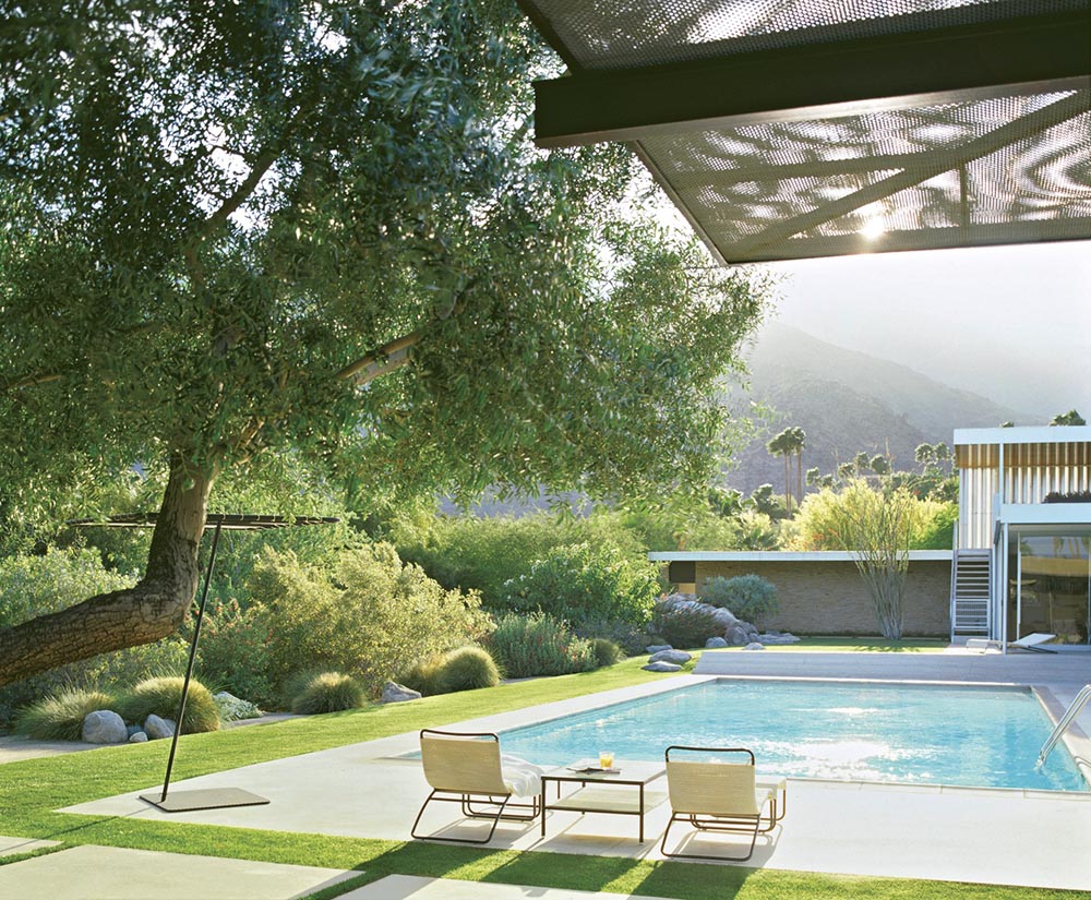 Thiết kế bể bơi đẹp trong sân vườn biệt thự