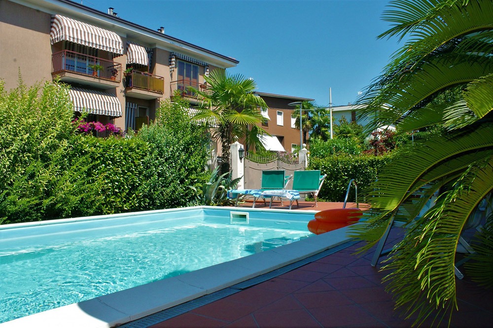 Thiết kế bể bơi đẹp trong sân vườn biệt thự