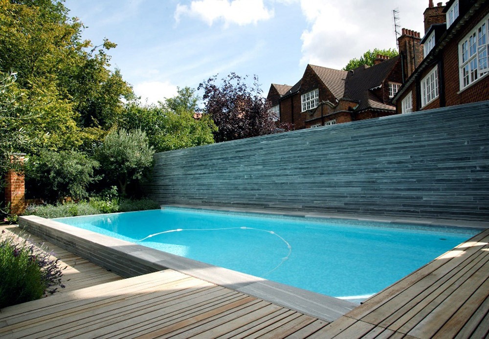 Thiết kế bể bơi đẹp trong sân vườn biệt thự