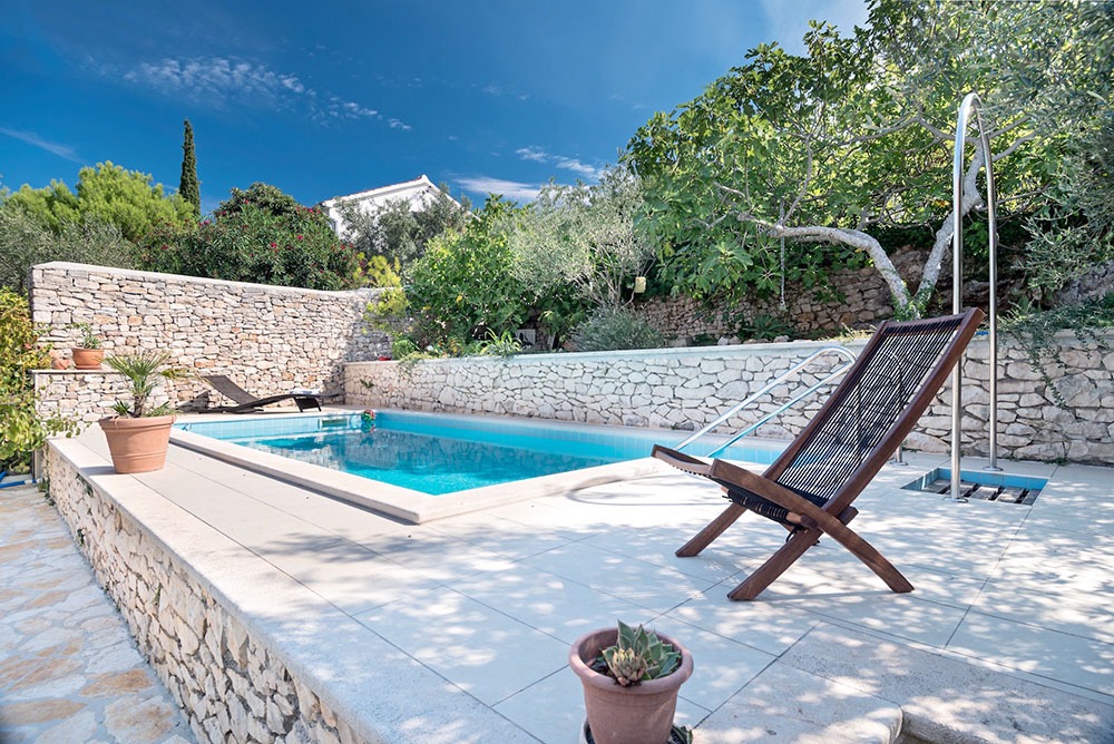 Thiết kế bể bơi đẹp trong sân vườn biệt thự