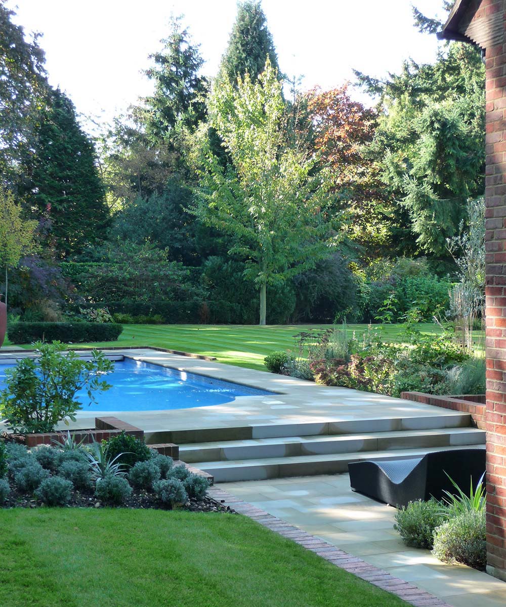 Thiết kế bể bơi đẹp trong sân vườn biệt thự