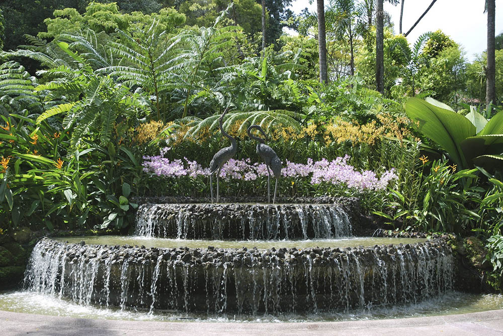 Thác nước phong cách tự nhiên trong thiết kế sân vườn