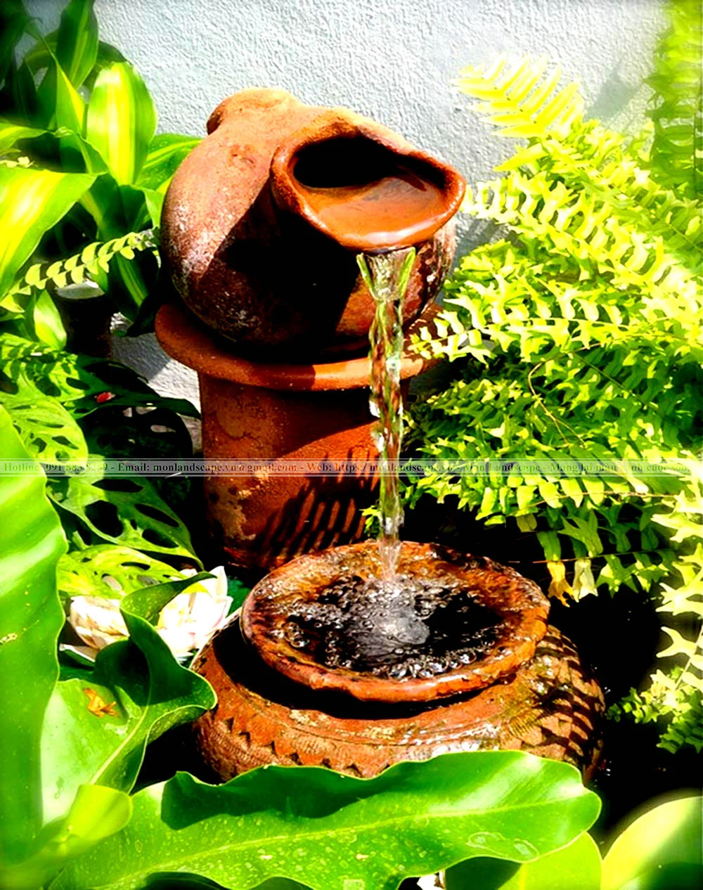 Thác nước có hòn non bộ
