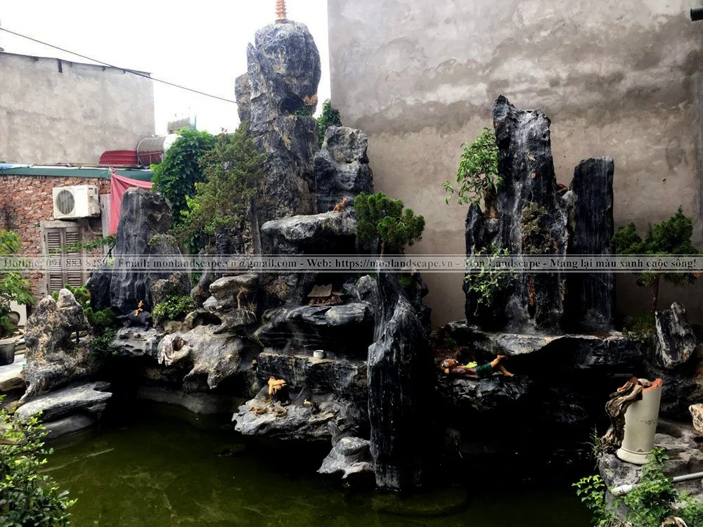 Thác nước có hòn non bộ