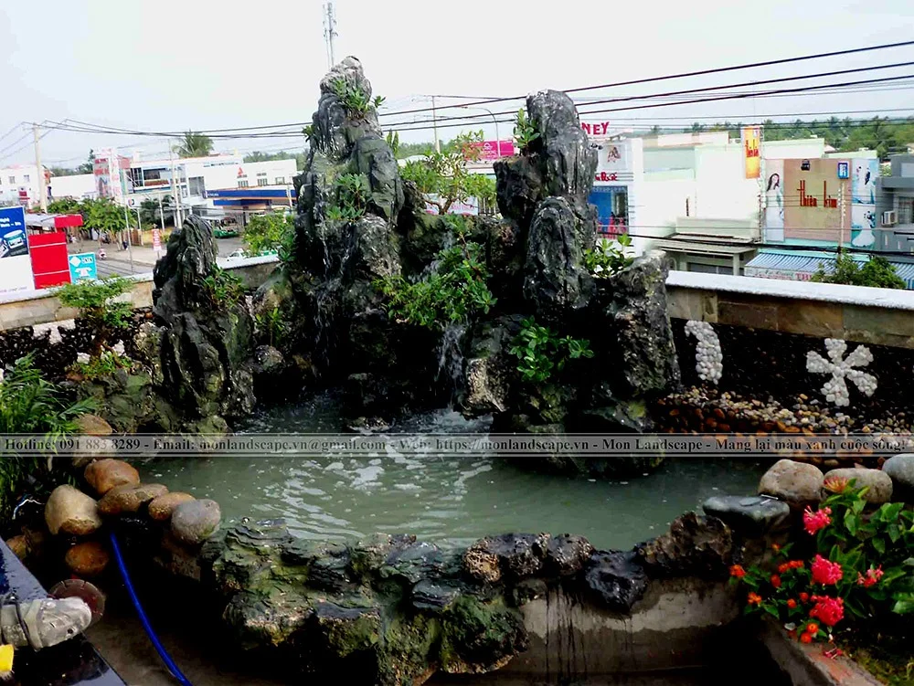Thác nước có hòn non bộ