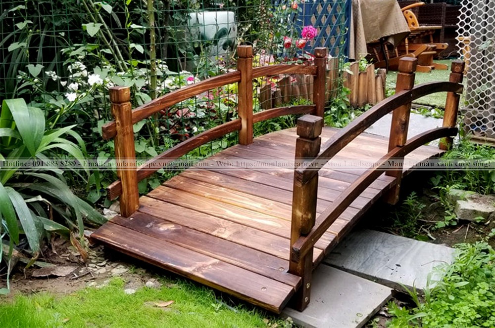 Trang trí sân vườn bằng cầu gỗ