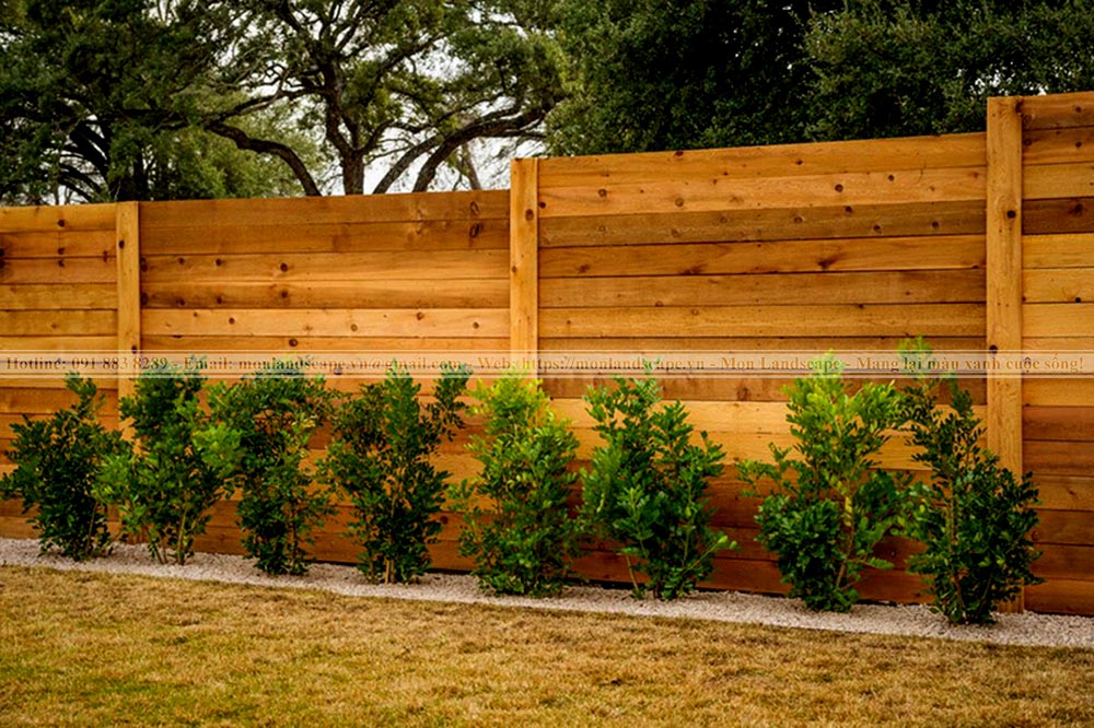 Hàng rào được làm bằng gỗ